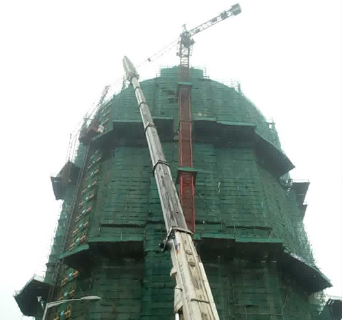 孝感市吊车在工地上作业